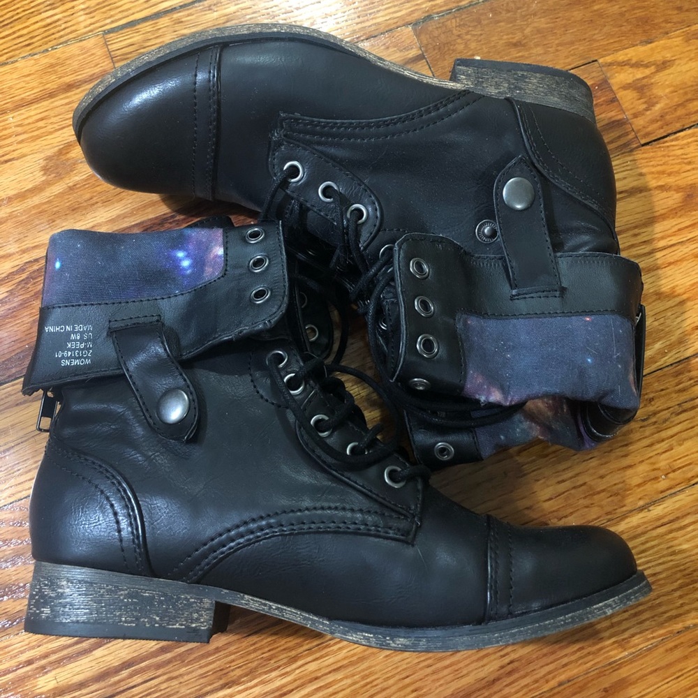 Lace-up Black boots with galaxy pattern